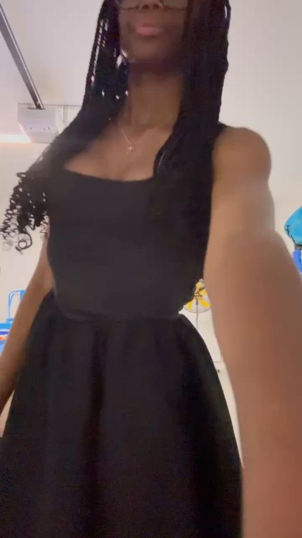 Back Bow Gown in Black - Image 7