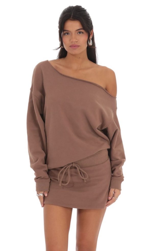 Cut Off Shoulder Jumper in Brown